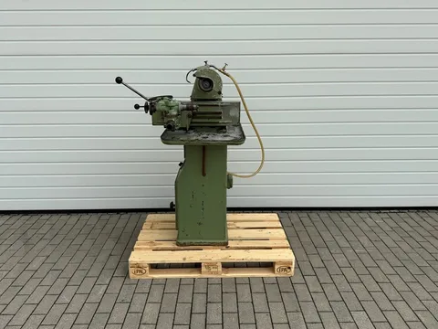 Werkzeugschärfmaschine mit Kühlmittelpumpe
