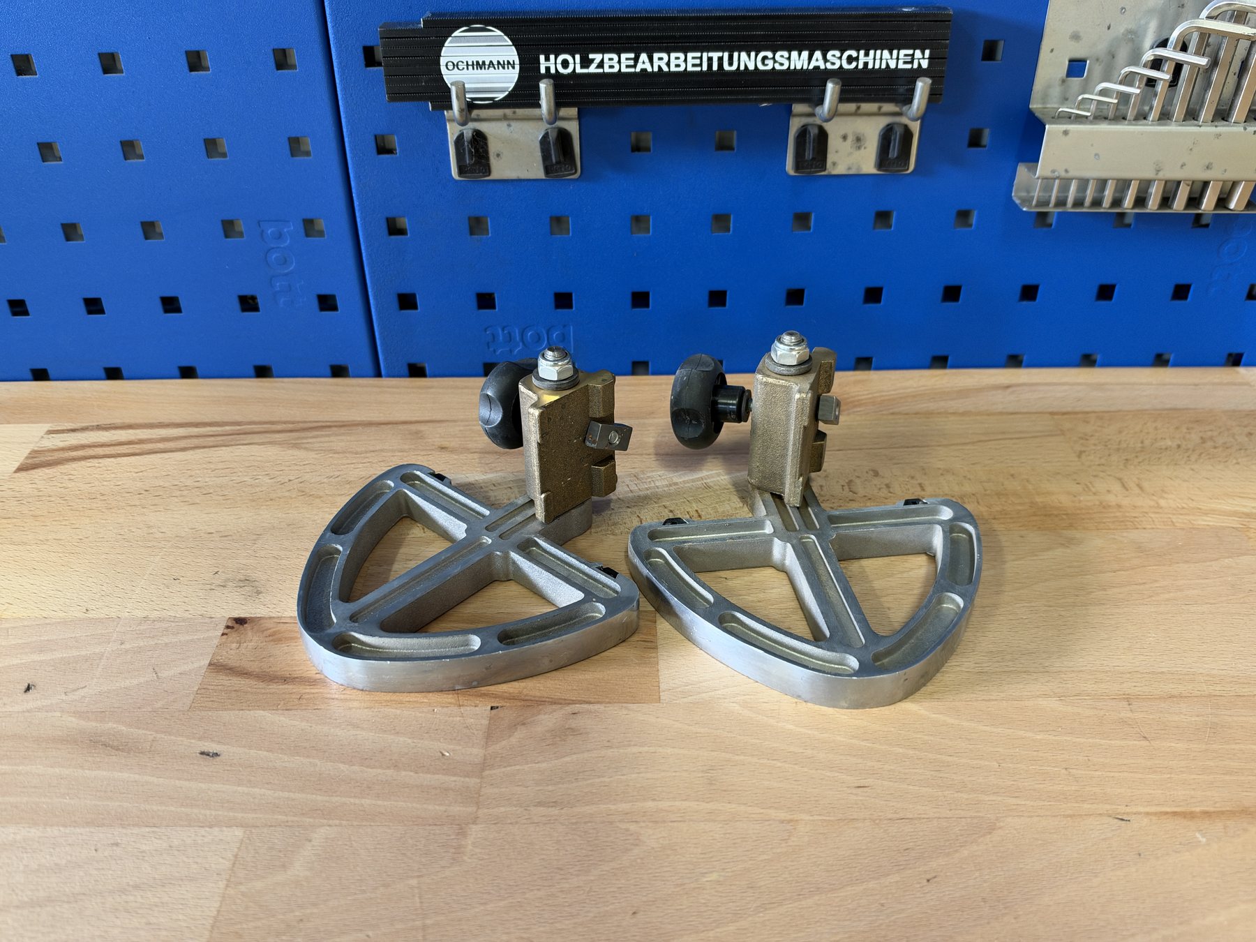 Zwei Klappanschläge