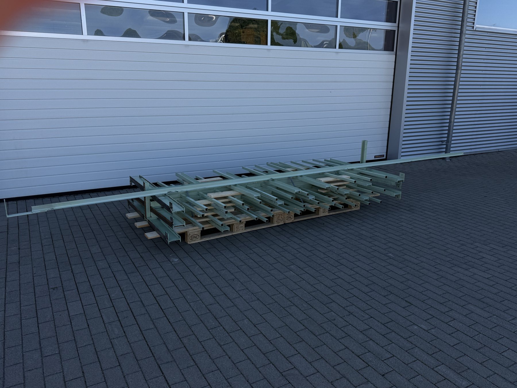 Zweiseitiges freistehendes Kragarmregal